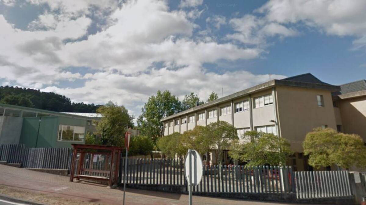 El niño olvidado en un bus escolar vuelve al cole mientras se espera la readmisión de la directora