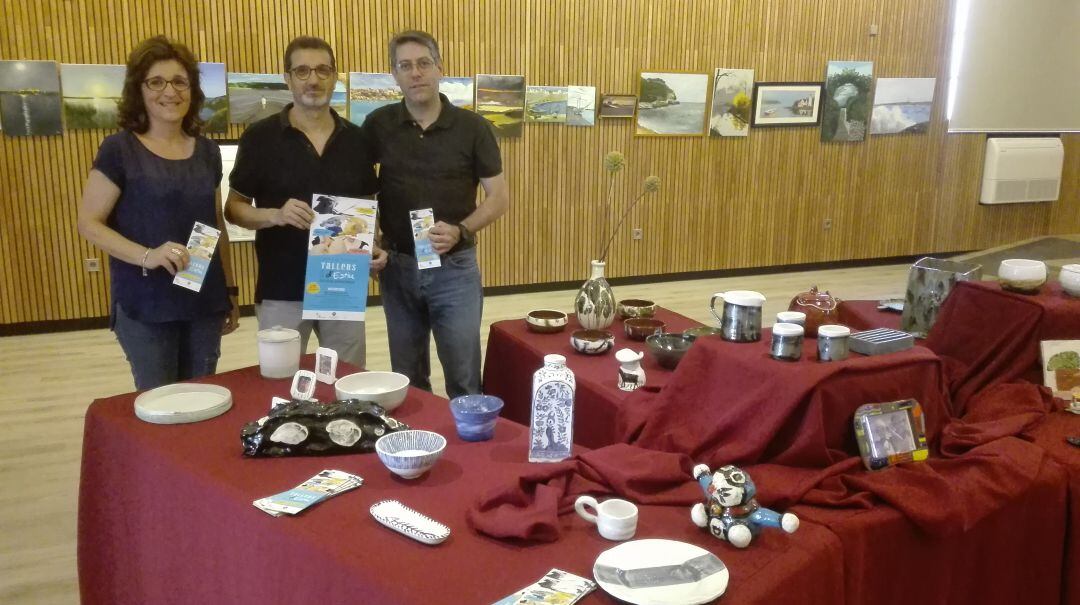 Els responsables dels tallers van posar devora de les feines fetes aquest curs a les Escoles Municipals.