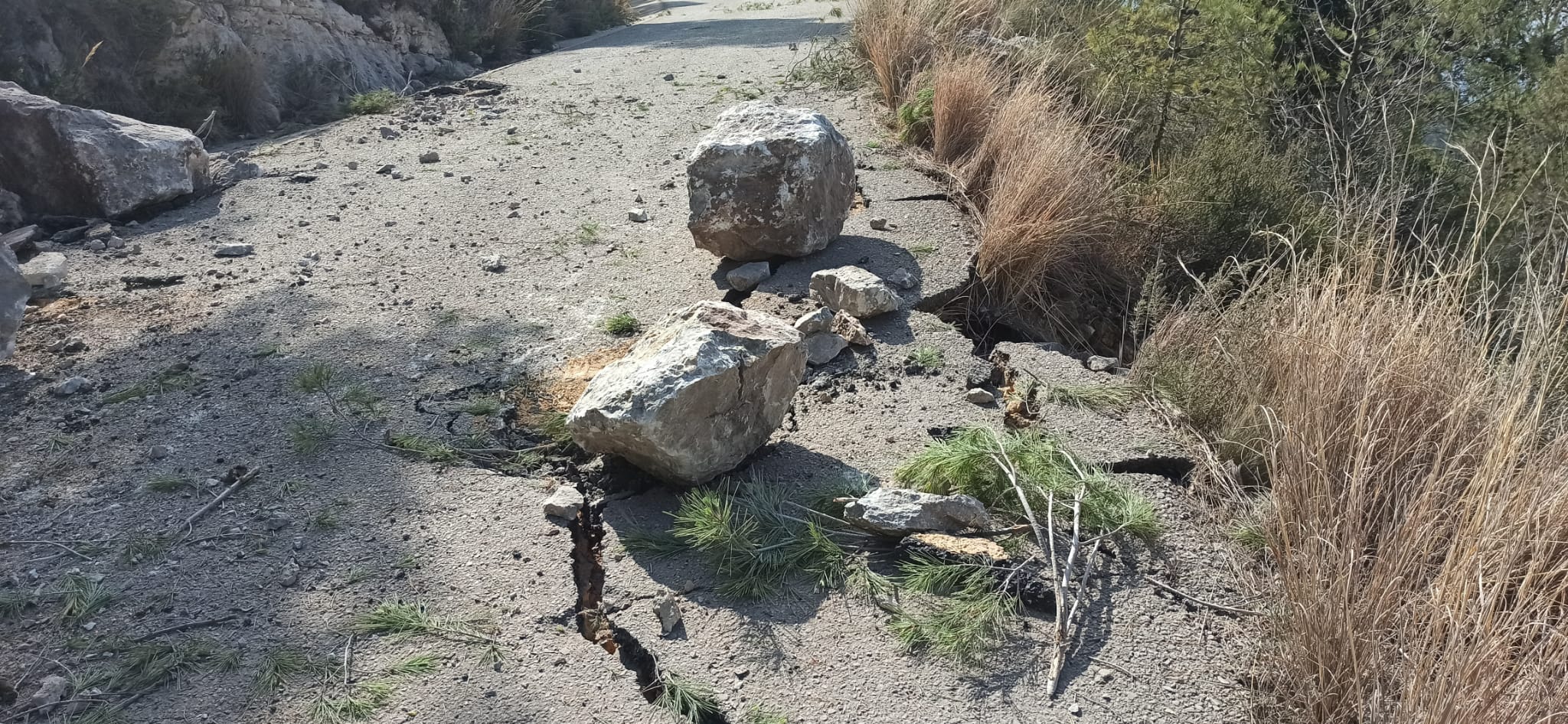 Algunas de las rocas caídas en el camino de acceso a la cima del Mondúver.