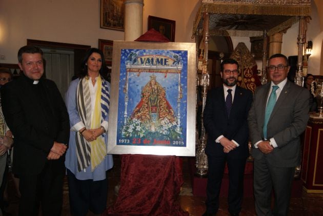 Nuria Barrera, junto a su cartel del 45º aniversario de la coronación de la Virgen de Valme