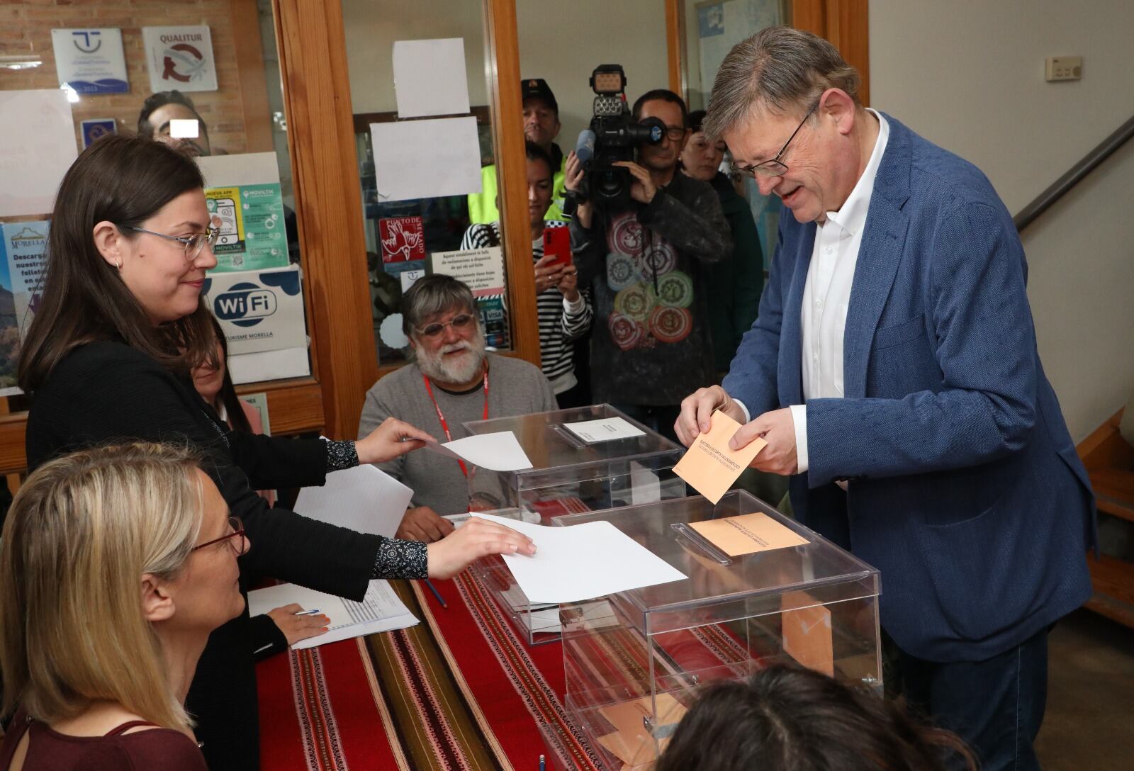 El president Ximo Puig, votando en su localidad natal, Morella
