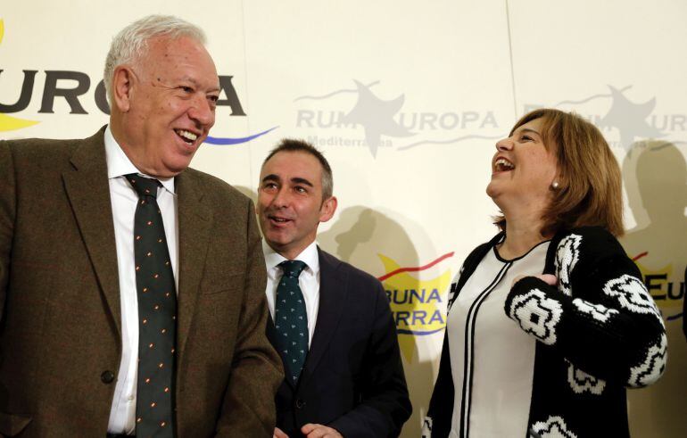  El ministro de Asuntos Exteriores y  número uno en la lista del PP por la provincia de Alicante, Jose Manuel Garcia-Margallo junto al cabeza de lista por Castellón, Miguel Barrachina, y la presidenta del PPCV, Isabel Bonig, durante el desayuno informativo en el Fórum Europa Tribuna Mediterránea donde ha participado 