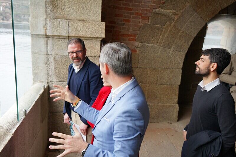 Ángel Mato en una visita al castillo de San Felipe con el delegado del Gobierno (foto: Concello Ferrol)