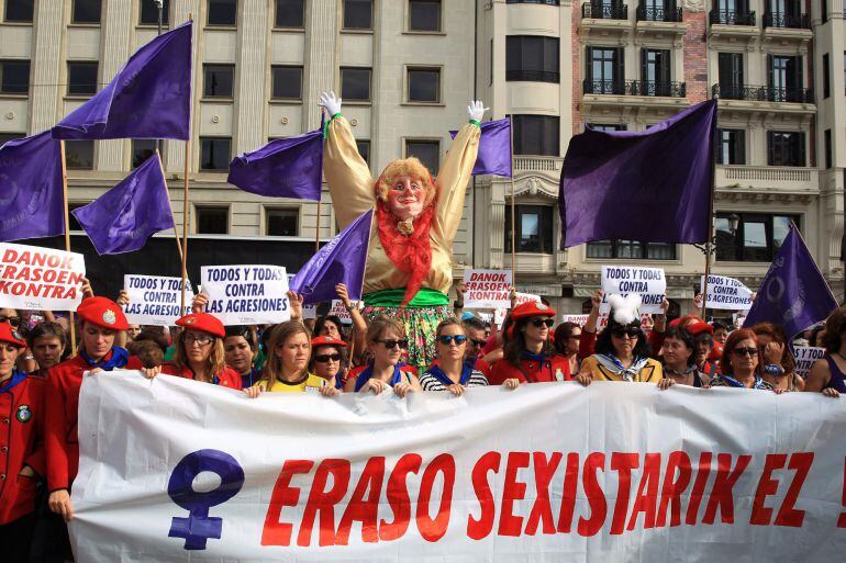 GRA241. BILBAO, 22/08/2015.- Un momento de la concentración en el arenal bilbaino,convocada por las comparsas de las fiestas de Bilbao, para protestar por el intento de violación la pasada noche en el recinto festivo. EFE/Luis Tejido