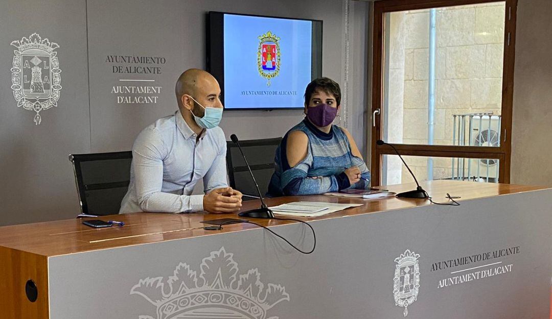 El portavoz de Unidas Podemos Xavi López y la edil Vanessa Romero en rueda de prensa