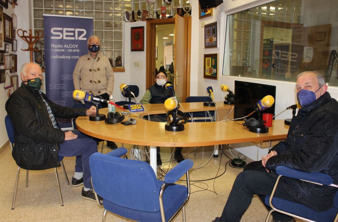 Armando Soler, Paco Borrell y Miguel Tomás, en los estudios de Radio Alcoy junto a Paco Aznar