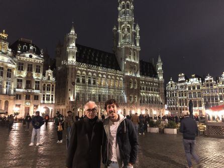 Juanjo Millás y Dani Sousa en la Grand Place de Bruselas