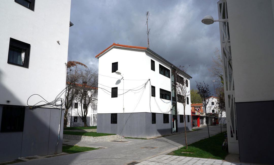 Conjunto de viviendas rehabilitadas en el barrio de Pajarillos