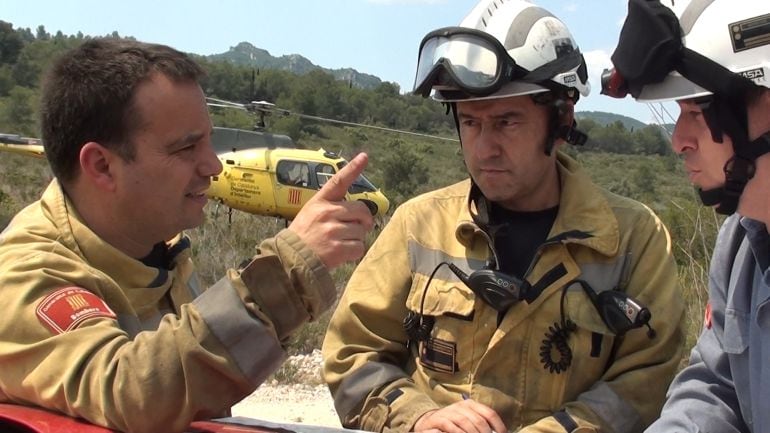 Marc Castellnou (izquierda) lleva &quot;29 campañas&quot; luchando contra el fuego.