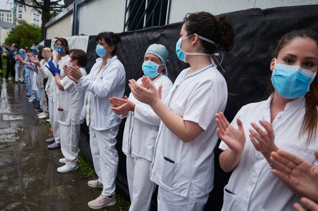 Varios sanitarios agradecen los aplausos de los ciudadanos en una imagen de archivo tomada en Pamplona.