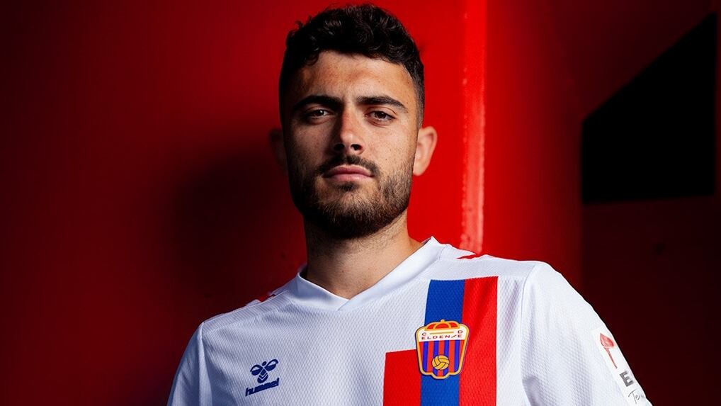 Sergio Ortuño presentando la segunda equipación del CD Eldense.