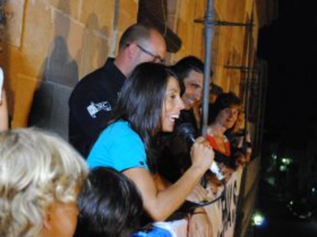 Gemma Arenas dirigiéndose a sus paisanos desde el balcón del Ayuntamiento