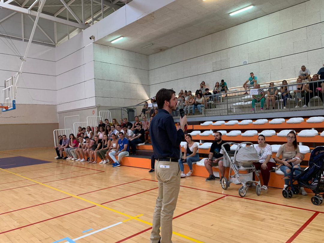 El concejal de Función Pública, Javier Bris, se dirige a los nuevos trabajadores contratados a través de los planes de empleo de la Junta de Andalucía.