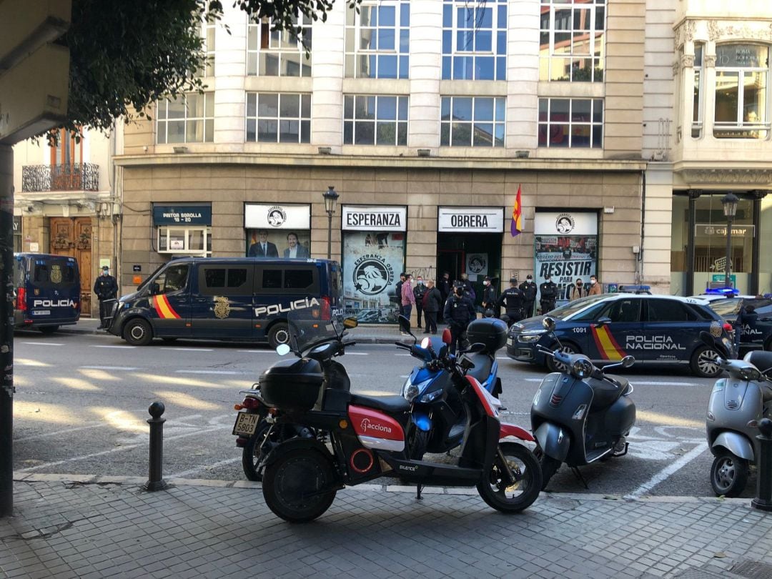 La Policía desaloja a los &#039;okupas&#039; del edificio de Pintor Sorolla de València y detiene a cuatro personas