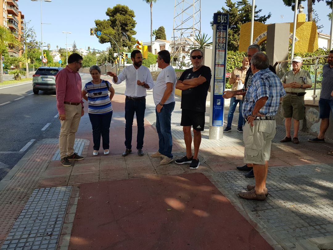 Daniel Pérez y María del Carmen Sánchez, concejales del PSOE, visitan el carril bici con vecino de El Atabal