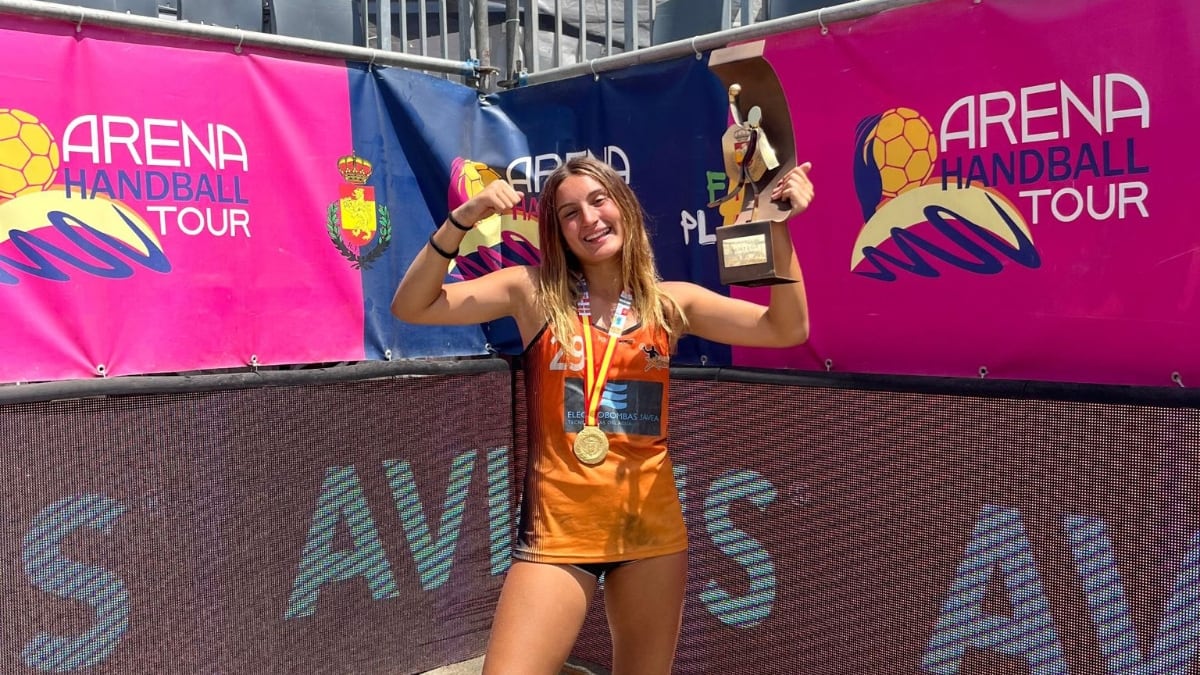 Michelle Rico con el oro de campeona de España de balonmano playa