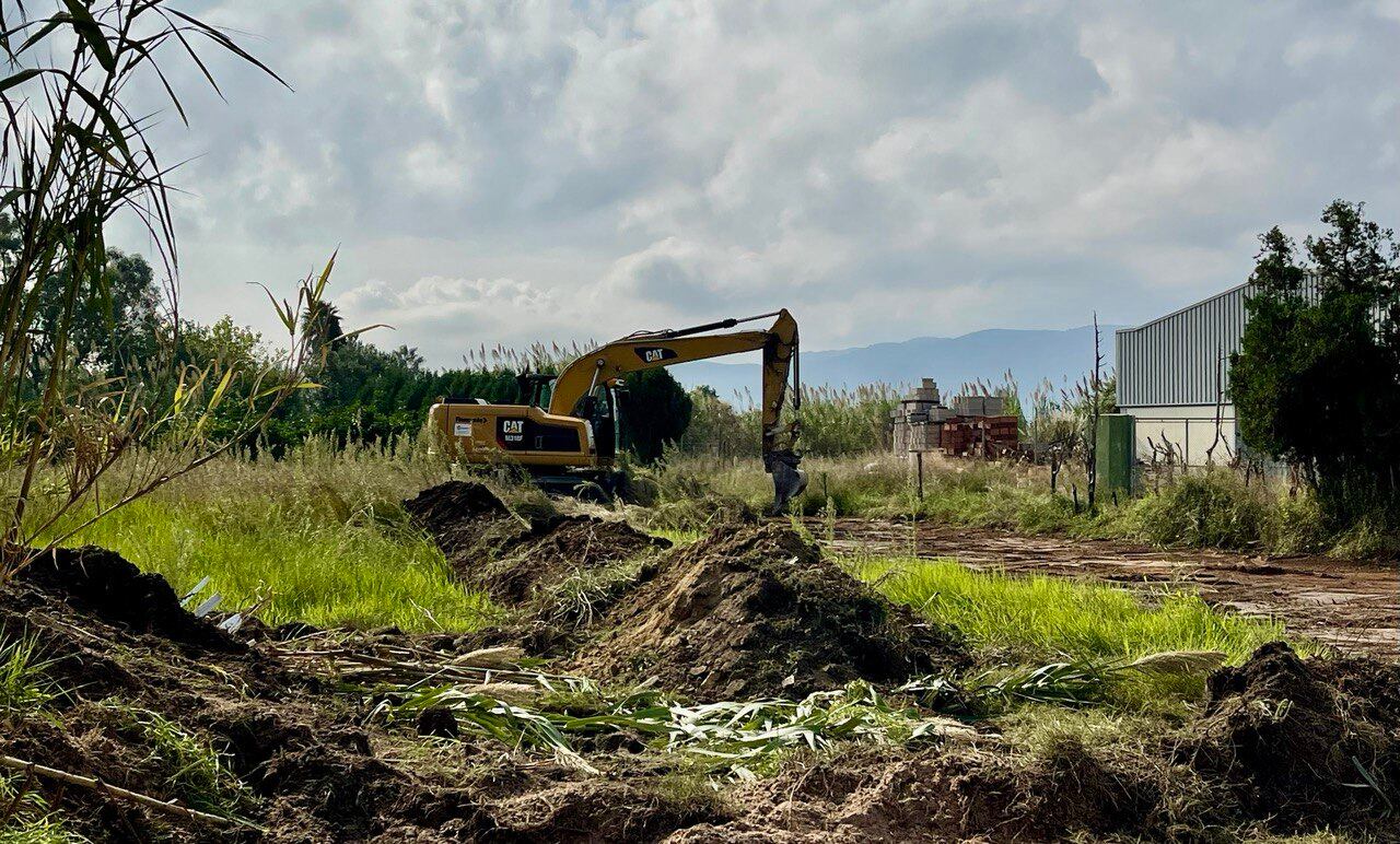 Una excavadora trabaja en la zona donde se construirá la nueva rotonda.