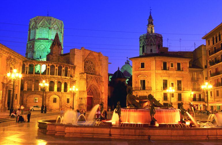 Plaza de la Virgen de València, con la Catedral al fondo