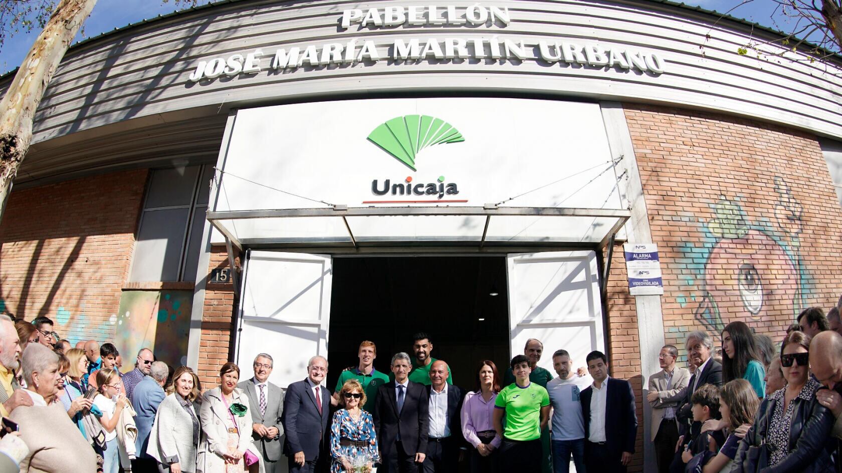 Foto de los protagonistas de la inauguración del nombre del pabellón Martín Urbano