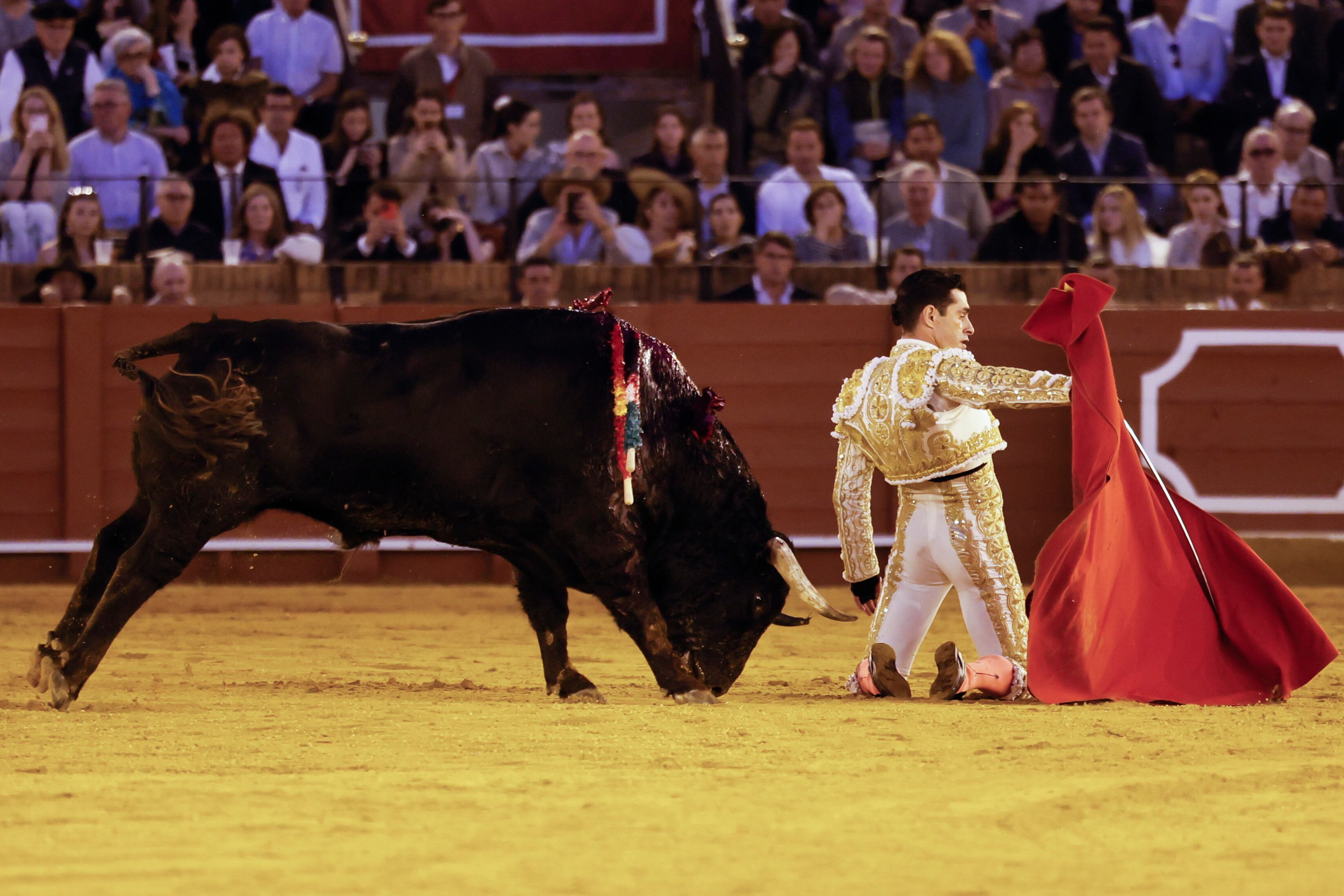 El diestro Alejandro Talavante ante el segundo de su lote durante el noveno festejo de la Feria de Abril 2025.