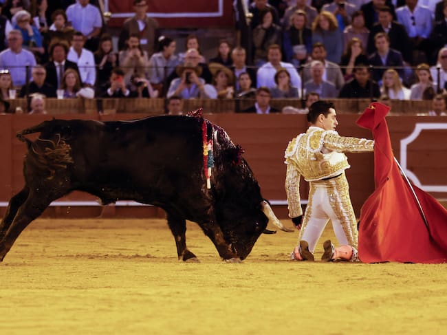 El diestro Alejandro Talavante ante el segundo de su lote durante el noveno festejo de la Feria de Abril 2025.