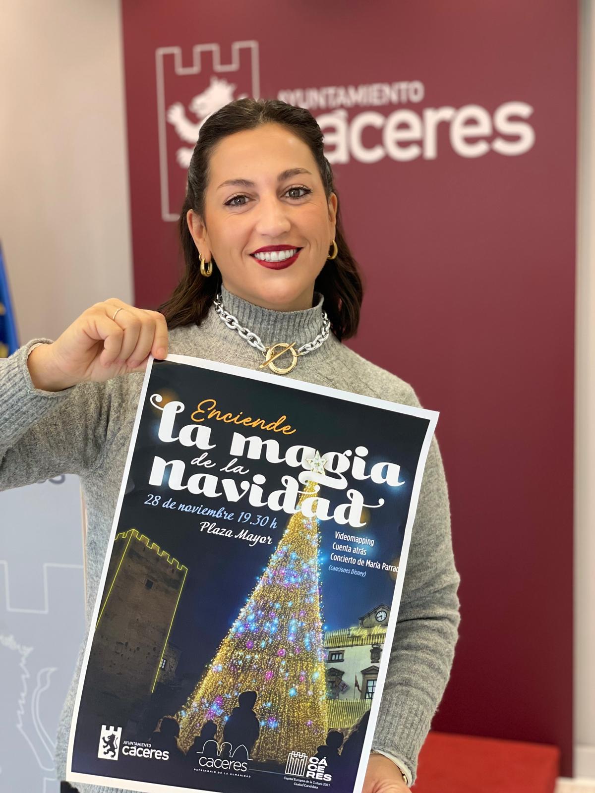 La concejala de Festejos del Ayuntamiento de Cáceres, Soledad Carrasco, con el cartel de la Navidad 2025