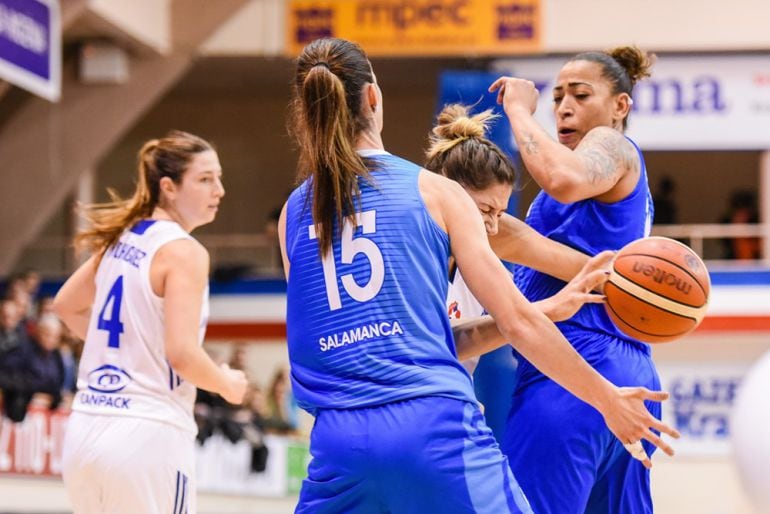 Imagen FIBA. Laura Gil, Erika de Souza y Labuckiene, en acción.