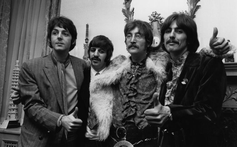 Los Beatles posan para la prensa en la presentación del disco en casa de su manager Brian Epstein (Londres, 1967)