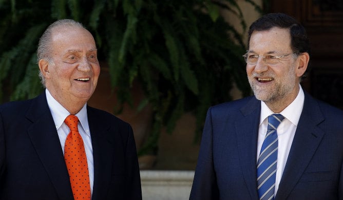 El rey Juan Carlos y el presidente del Gobierno, Mariano Rajoy, durante la reunión que mantuvieron en 2012