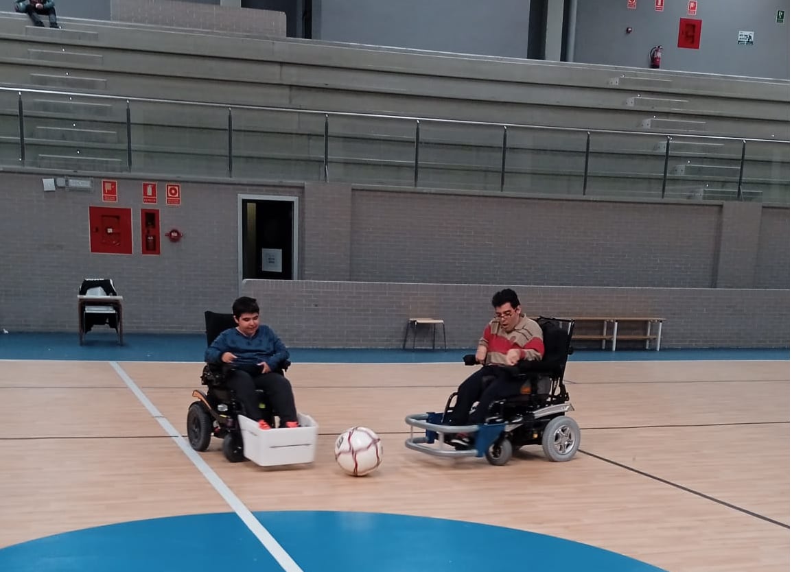 Powerchair football con sus sillas de ruedas equipadas con defensas delanteras