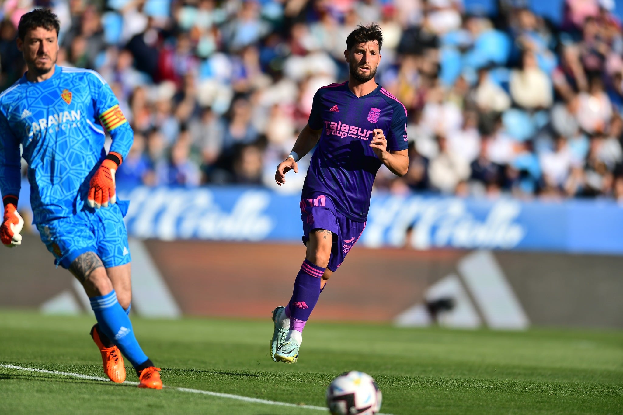 Borja Valle, ante Cristian Álvarez en el último enfrentamiento del Cartagena ante el Real Zaragoza en La Romareda