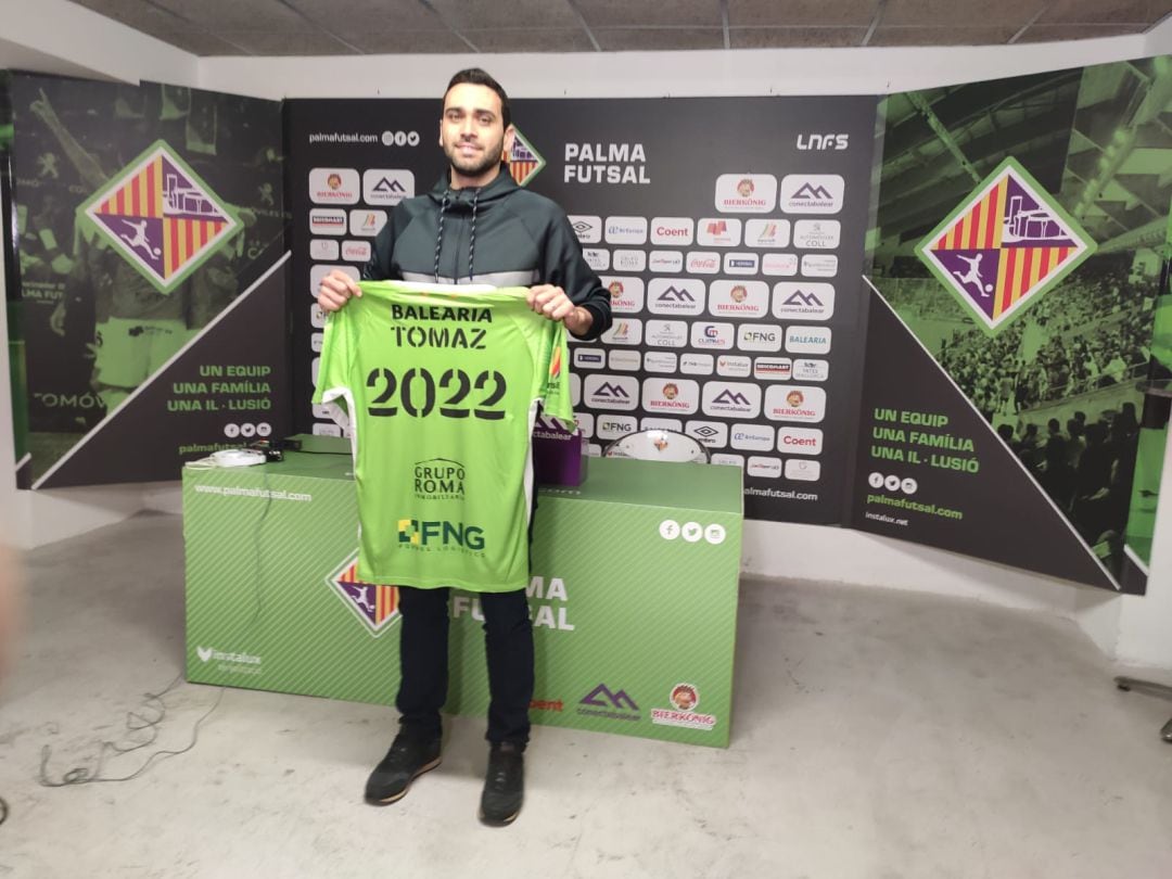 Tomaz Braga durante la presentación de su renovación con el Palma Futsal hasta 2022.