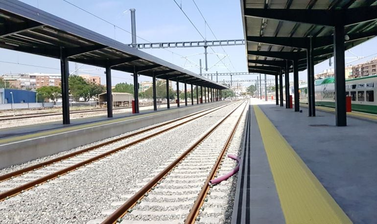 Andenes del AVE y vías para la alta velocidad en la estación de trenes de Granada