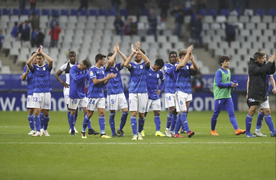 Los jugadores del Real Oviedo aplauden a su afición al término del encuentro ante el Mallorca.