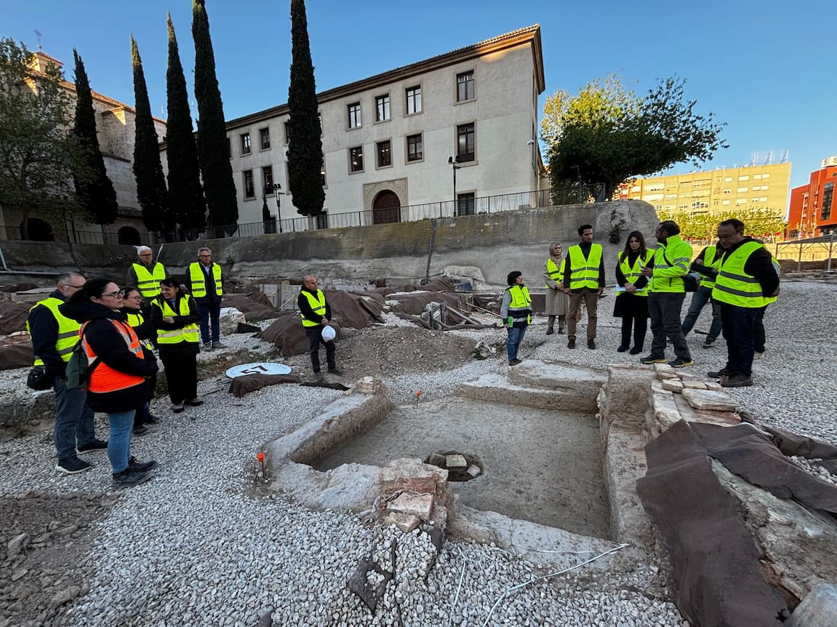 Una 'caja fuerte' y utensilios de cocina emergen en los primeros sondeos del yacimiento de San Esteban
