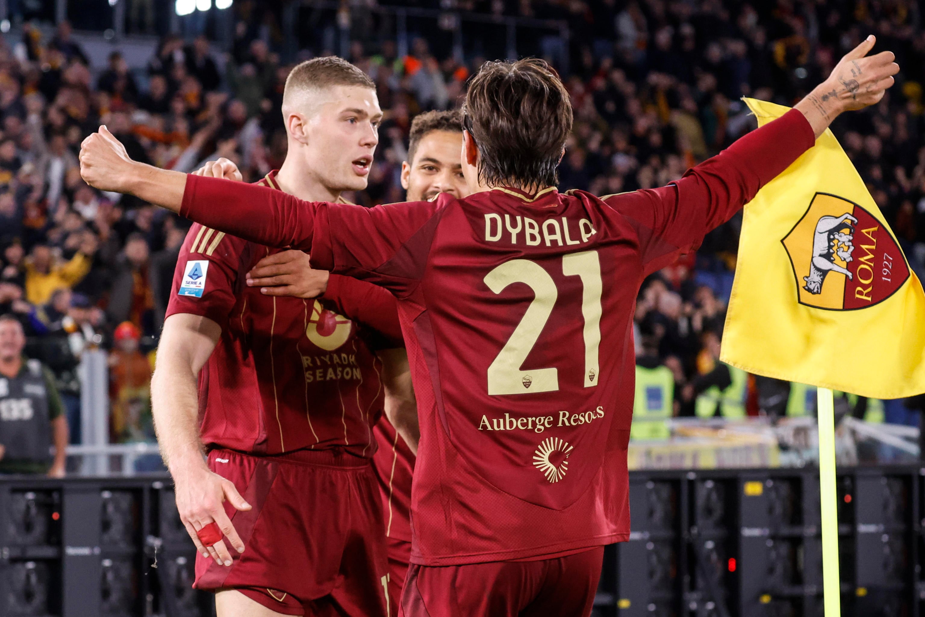 Dovbyk y Dybala celebrando el gol de la victoria ante el Como