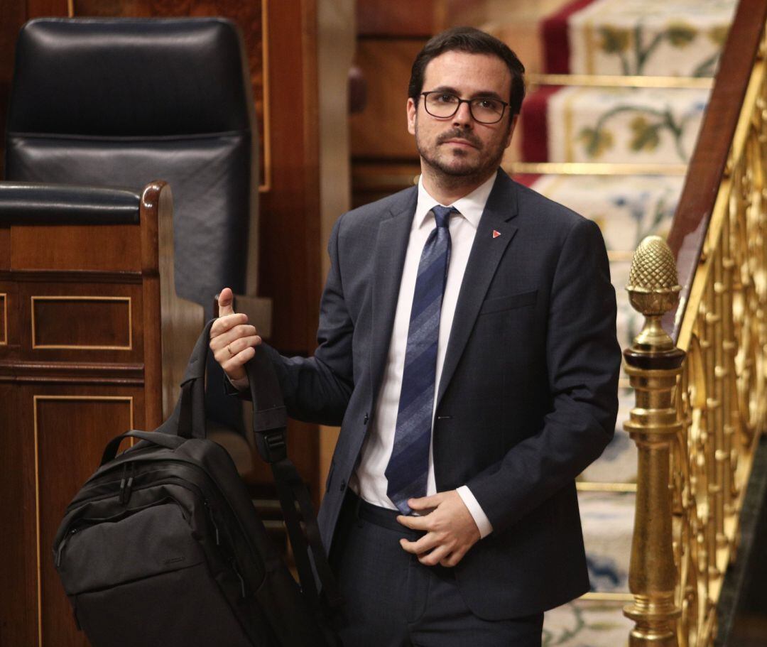 El ministro de Consumo, Alberto Garzón, abandona el hemiciclo.