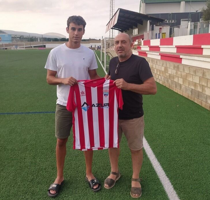 El jugador Álex Lluch és una de les novetats del Mercadal per aquesta temporada.