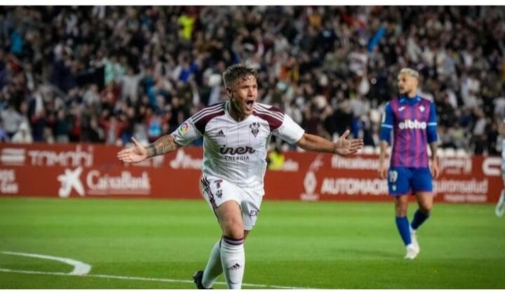 Juanma García celebra un gol con el Albacete