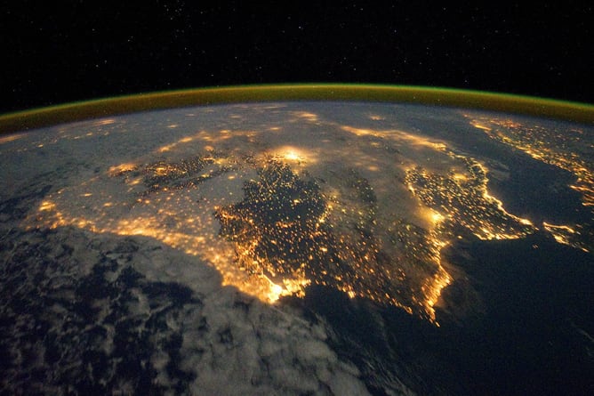 Imagen facilitada por el Observatorio Terrestre de la Nasa, tomada el pasado 4 de diciembre, de la península ibérica de noche. Tras el anochecer, una fiesta de luces proporciona el contorno de España y Portugal, y como señala el observatorio de la tierra 