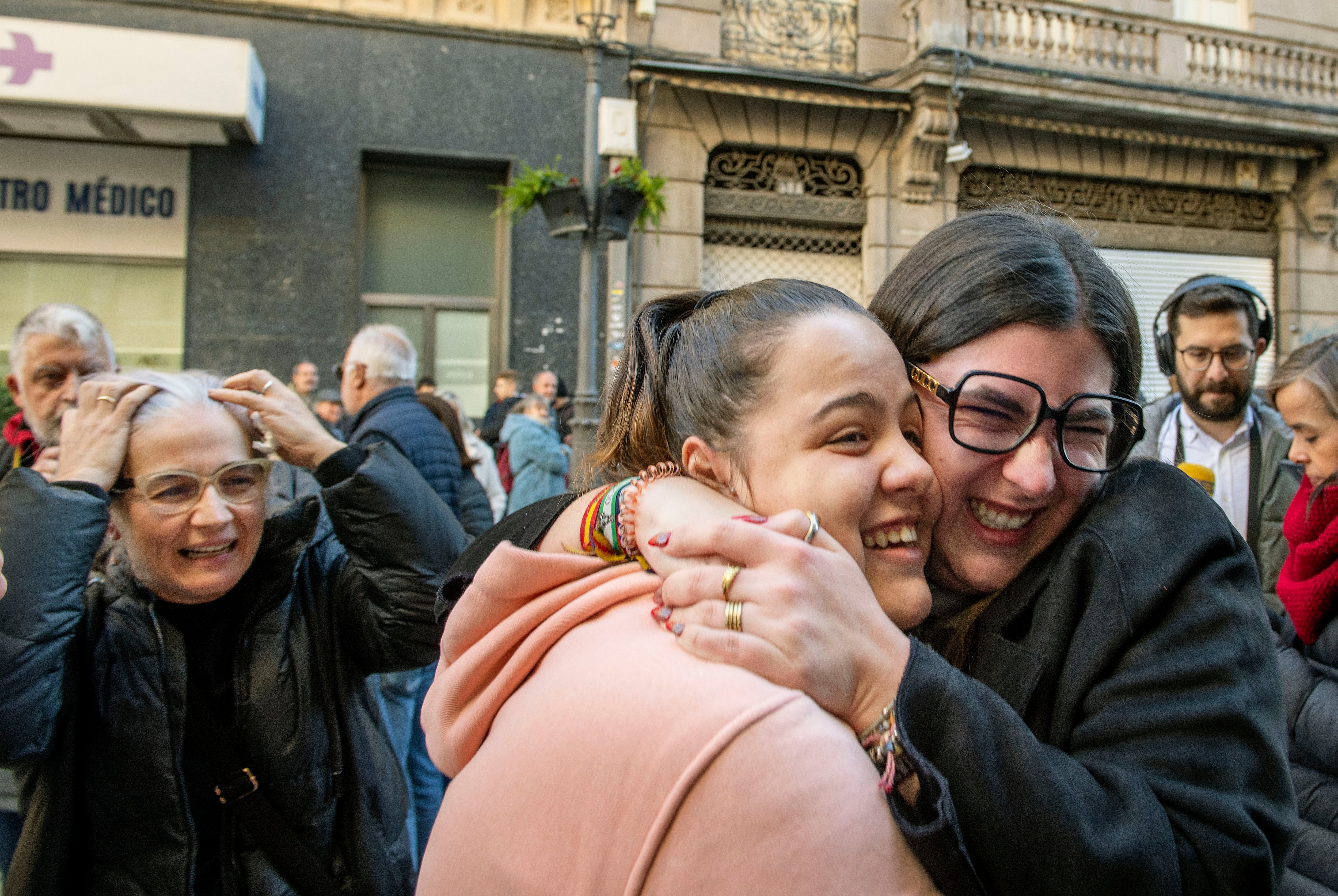 Veinte series del Gordo, 88008, se han vendido en la administración de lotería número 6, La Carrera, de la céntrica calle Bernabé Soriano de la capital jiennense, en total 80 millones de euros que han ido a parar de forma íntegra a los componentes de la Asociación de Coros y Danzas Lola Torres.EFE/ Jose Manuel Pedrosa