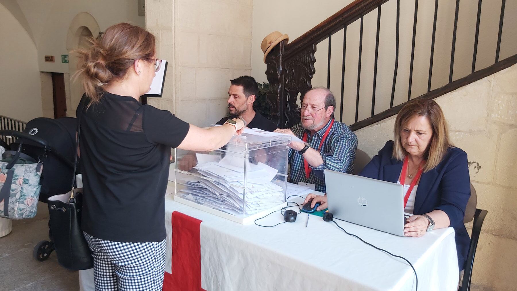 Una asociada a la Asociación de San Jorge ejerciendo su derecho al voto en las elecciones de Mayorales