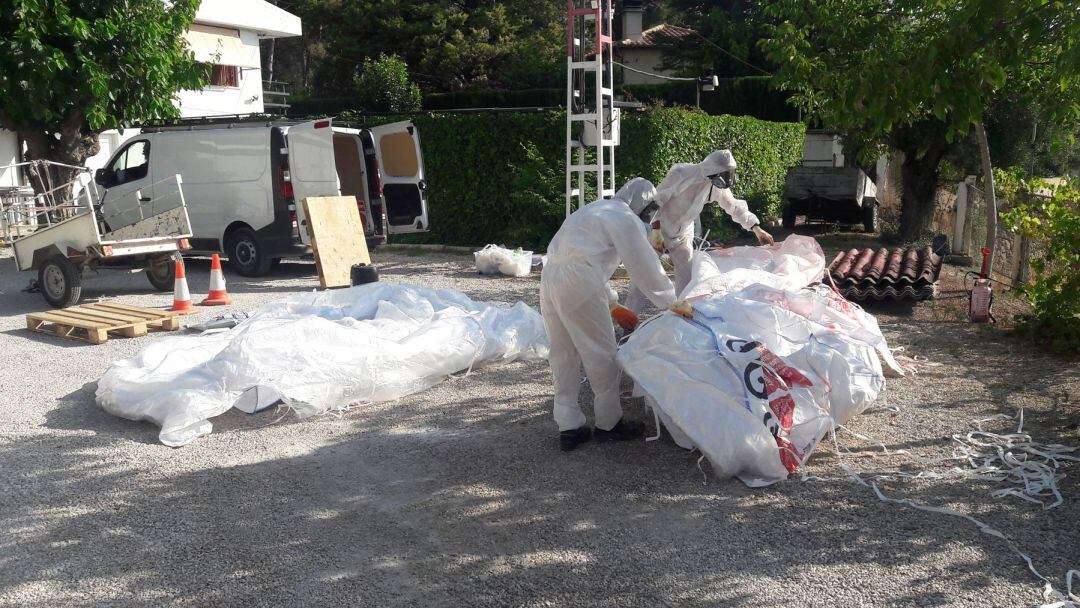 Labores de retirada del amianto en la sede de ACIF Alcoi