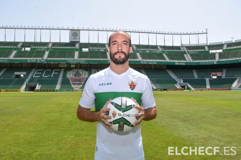 Golobart posa en su presentación con el Elche el pasado verano