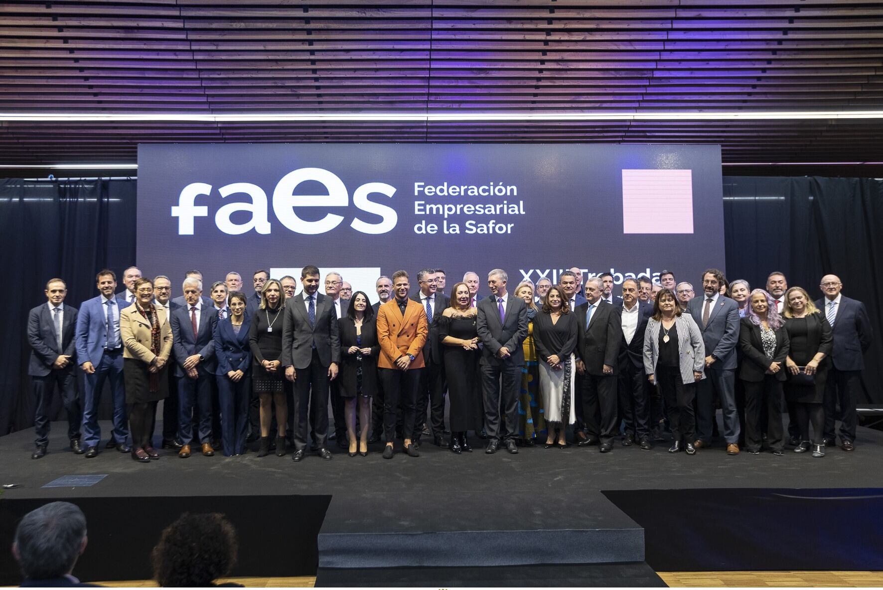 Foto de familia de los premiados, con las autoridades y representantes de FAES.