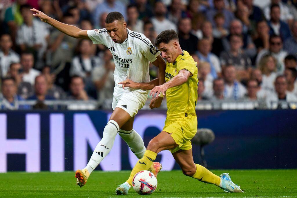 Sergi Cardona y Kylian Mbappé en el partido de LaLiga EA Sports entre el Real Madrid y el Villarreal CF.