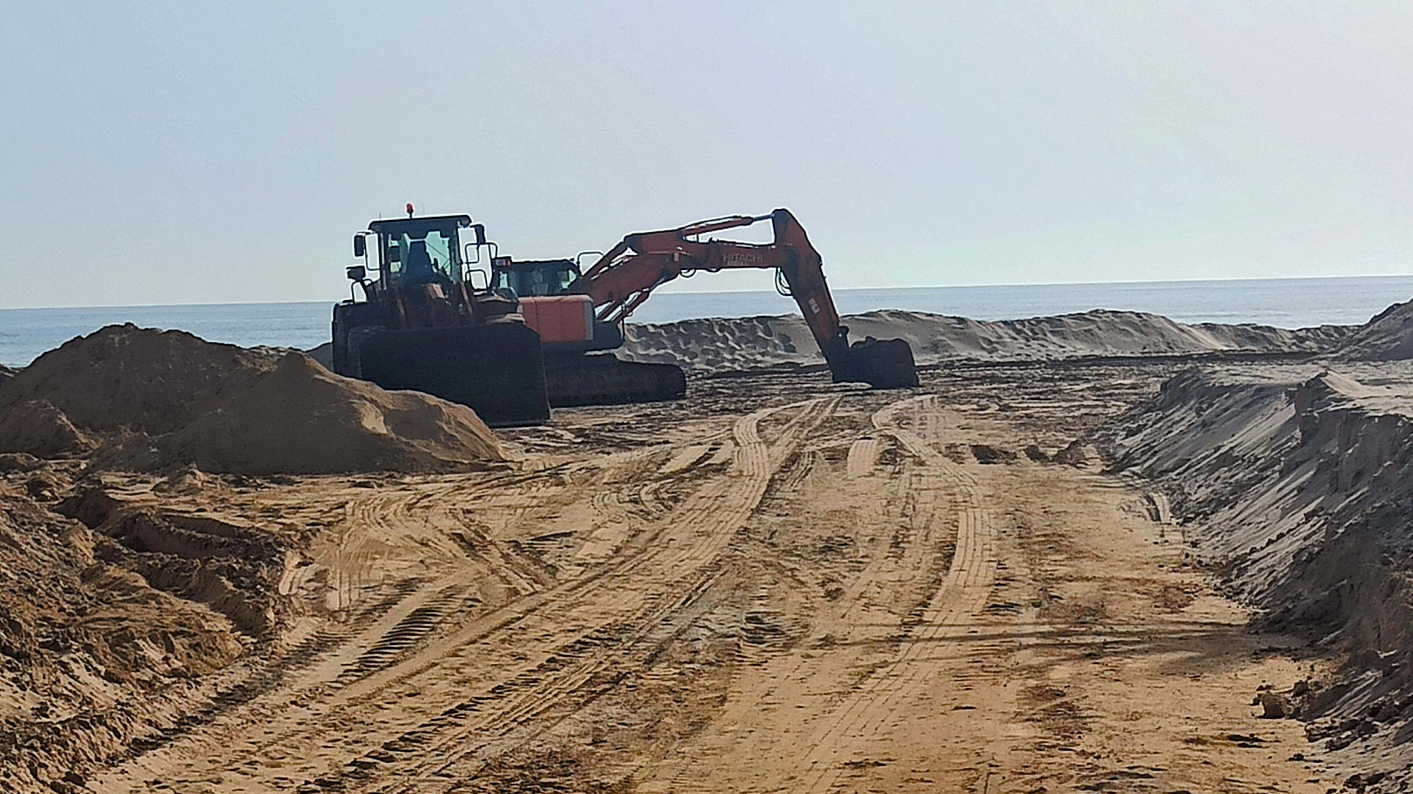 Una máquina trabaja en la extracción de arena en la playa de l&#039;Auir.