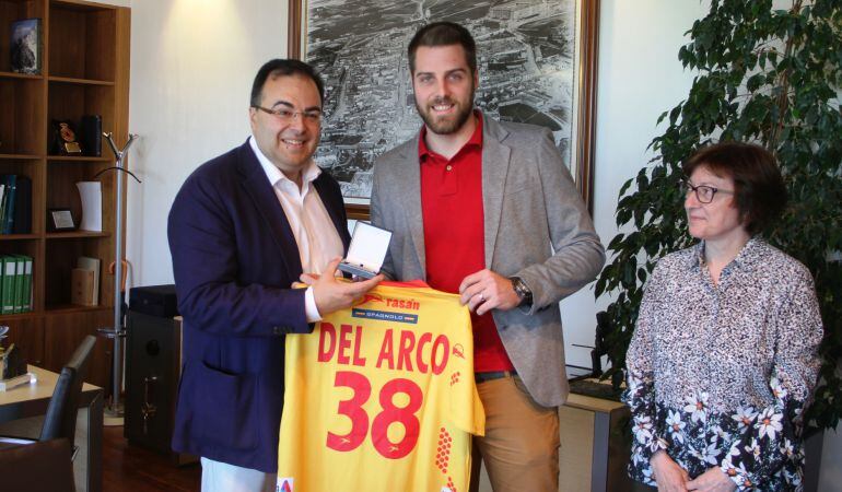  El alcalde de Leganés, Santiago Llorente, (i) y la concejala de Deportes, Elena Ayllón, recibieron al balonmanista local Juan Del Arco