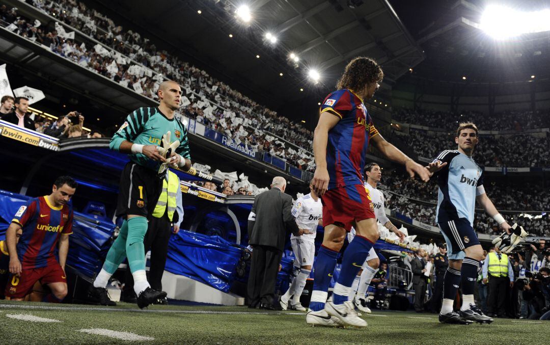 Puyol y Casillas se saludan antes de comenzar un Clásico en 2011. 