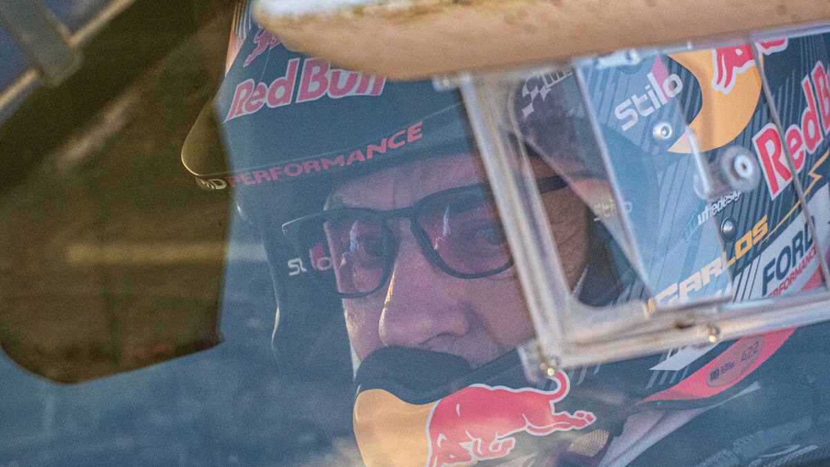 Carlos Sainz, hundido tras su abandono del Rally Dakar: "Es una de las grandes decepciones de mi carrera"